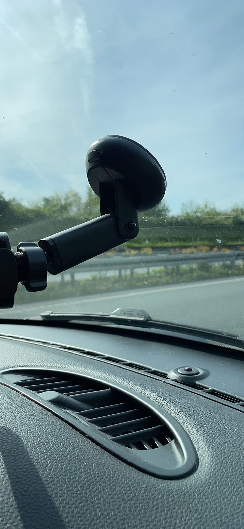Buono ma sul cruscotto ruvido fatica