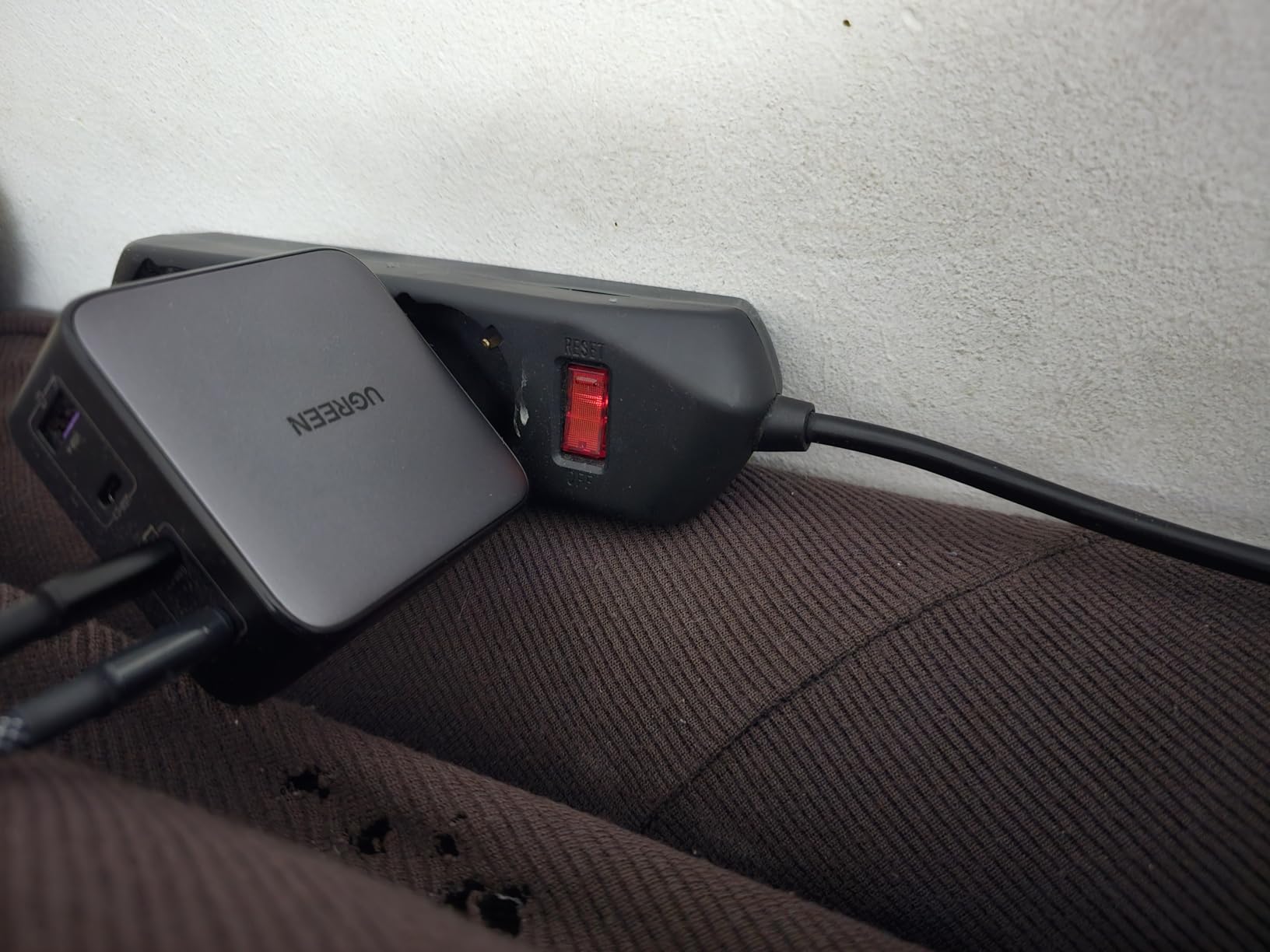 Addio cavi ovunque in ufficio, ricarico laptop, telefono e tablet contemporaneamente con una sola presa e risparmio un sacco di spazio sulla scrivania
