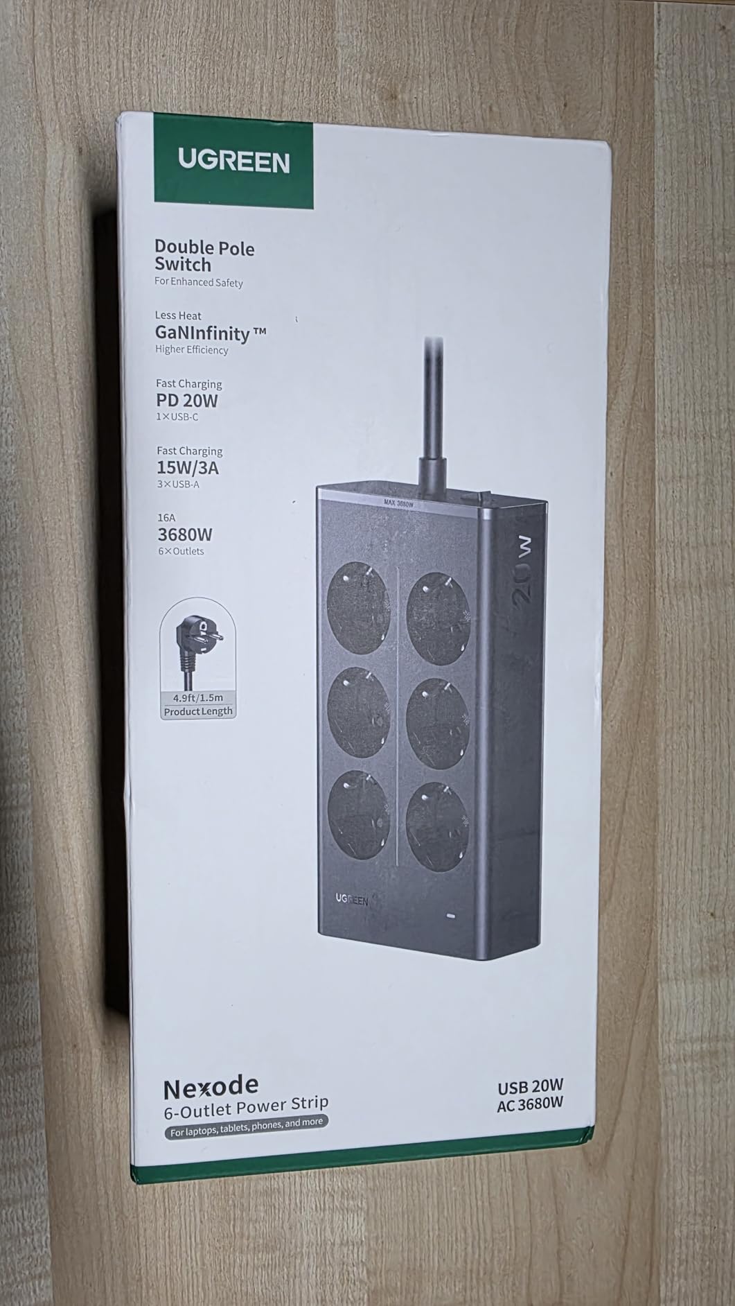La consiglio a tutti in ufficio: abbiamo collegato PC, monitor, casse, lampada e telefoni con una sola ciabatta da 10 in 1, cavo da 1,5 metri che arriva bene alla parete, interruttore luminoso facile da trovare al buio e protezioni che ci fanno lavorare tranquilli tutto il giorno senza ciabatte a catena
