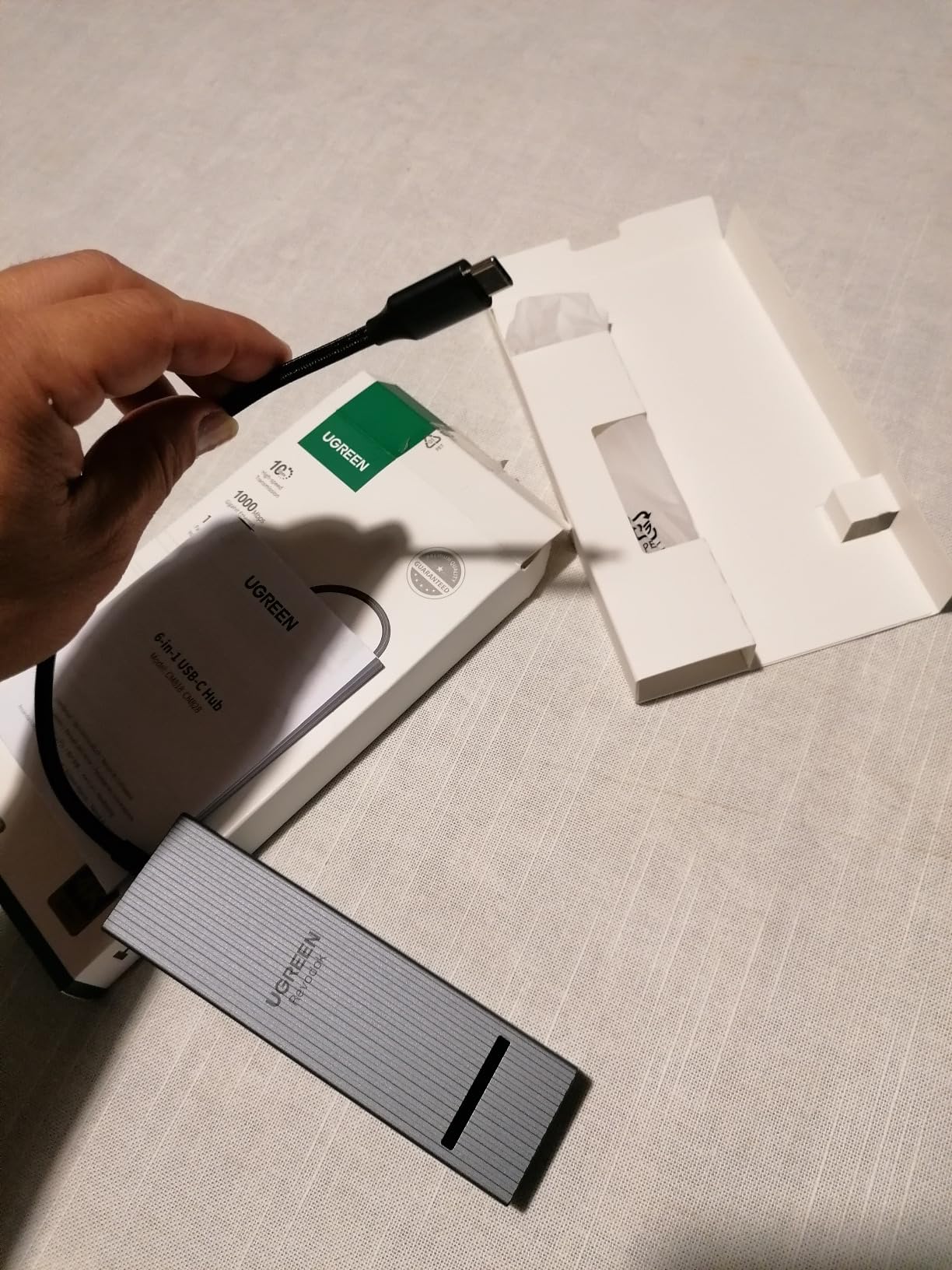A 65 anni ho svuotato la scrivania dai cavi e ora con un solo spinotto ho monitor grande, internet veloce e PC carico, mia figlia mi ha aiutato all'inizio ma ora faccio tutto da solo