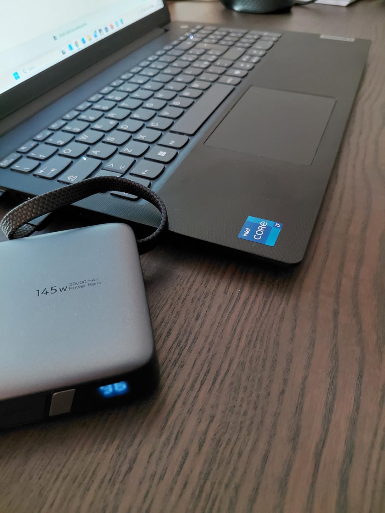 Un mostro di autonomia per pendolari come me: parto alle 6 con laptop, telefono e auricolari, torno alle 20 con ancora il 30% dentro, ricarico tutto sul treno senza cercare prese, il cavo USB-C integrato è robusto e si ripiega bene, e la scocca Nexode resiste benissimo a zaino e urti quotidiani