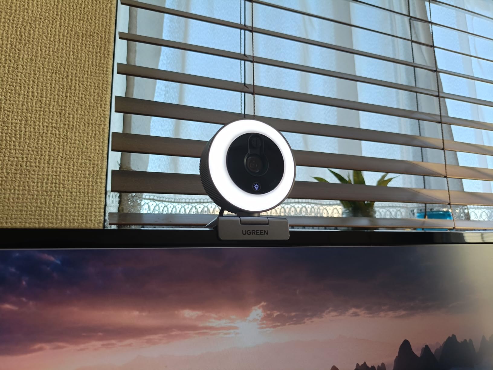 Upgrade totale per il mio home office da quarantenne: prima usavo la cam del laptop che mi faceva sembrare stanco e scuro, ora in 2K con luce soffusa sembro professionale, il doppio microfono isola la voce dai bimbi che giocano in salotto, installazione immediata su Windows e Mac, e il prezzo di 16 euro è onestissimo per questa resa