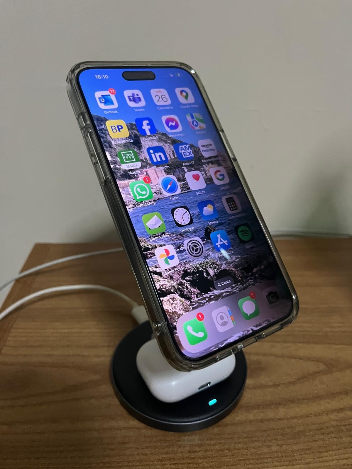 La ricomprerei subito, assemblaggio impeccabile e ricarica rapida sia per il telefono che per le cuffie, base antiscivolo molto stabile sul legno